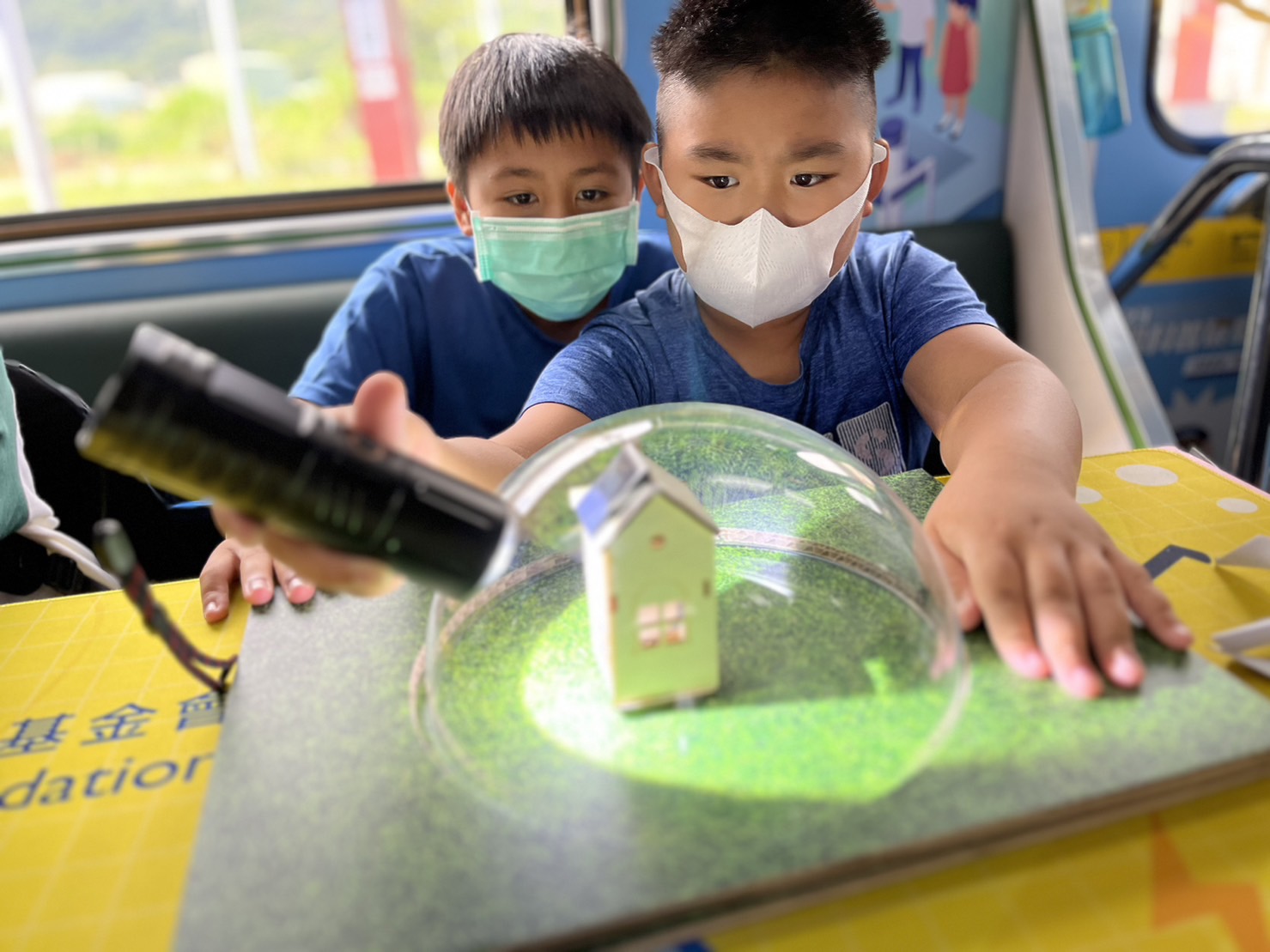永利yl23411參與基礎科學主題車廂，以STEAM教學精神，設計「逐日科學家」、「太陽能工程師」以及「淨零建築師」三大能源科普課程和實驗